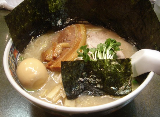 華月 塩ラーメン、角煮、味玉、海苔