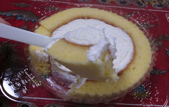 IMG 0314 【食べ物】生クリームが「ふわっと」して美味しい！ローソンの「プレミアムレアチーズロールケーキ」を食べてみました！