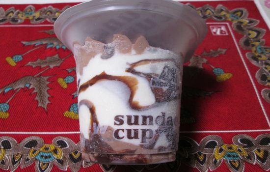 IMG 0337 【食べ物】ドルチェTimeのライバルアイス!?森永製菓のパフェアイス「サンデーカップパリパリチョコ」を食べてみました！