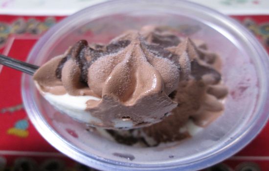 IMG 0339 【食べ物】ドルチェTimeのライバルアイス!?森永製菓のパフェアイス「サンデーカップパリパリチョコ」を食べてみました！