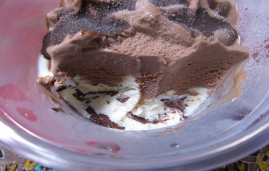 IMG 0342 【食べ物】ドルチェTimeのライバルアイス!?森永製菓のパフェアイス「サンデーカップパリパリチョコ」を食べてみました！