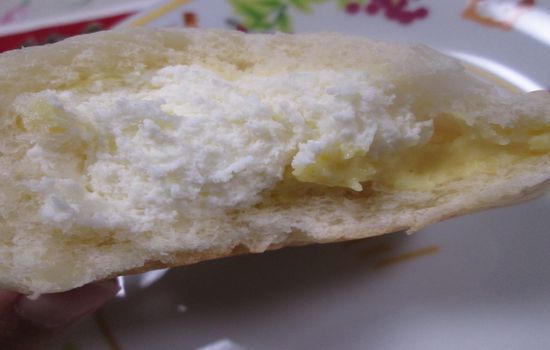 IMG 0653 【食べ物】ホイップクリームとカスタードの絶妙なコンビ！ローソンの「冷やして食べるクリームパン」が美味しすぎる！